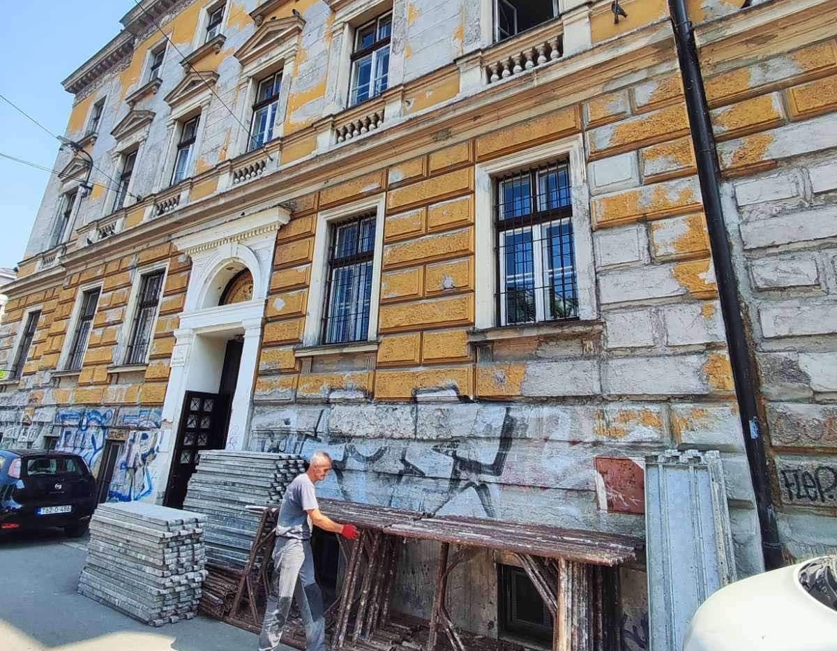 Počeli radovi na obnovi fasade i vanjske stolarije Srednje škole na Drveniji