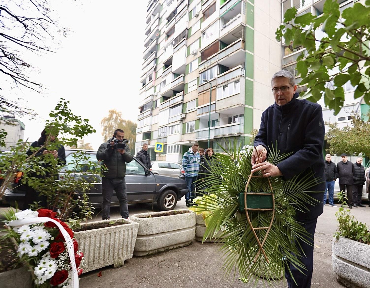 Avdić položio cvijeće i odao počast ubijenim sugrađanima u ulici Žrtava fašizma na Otoci