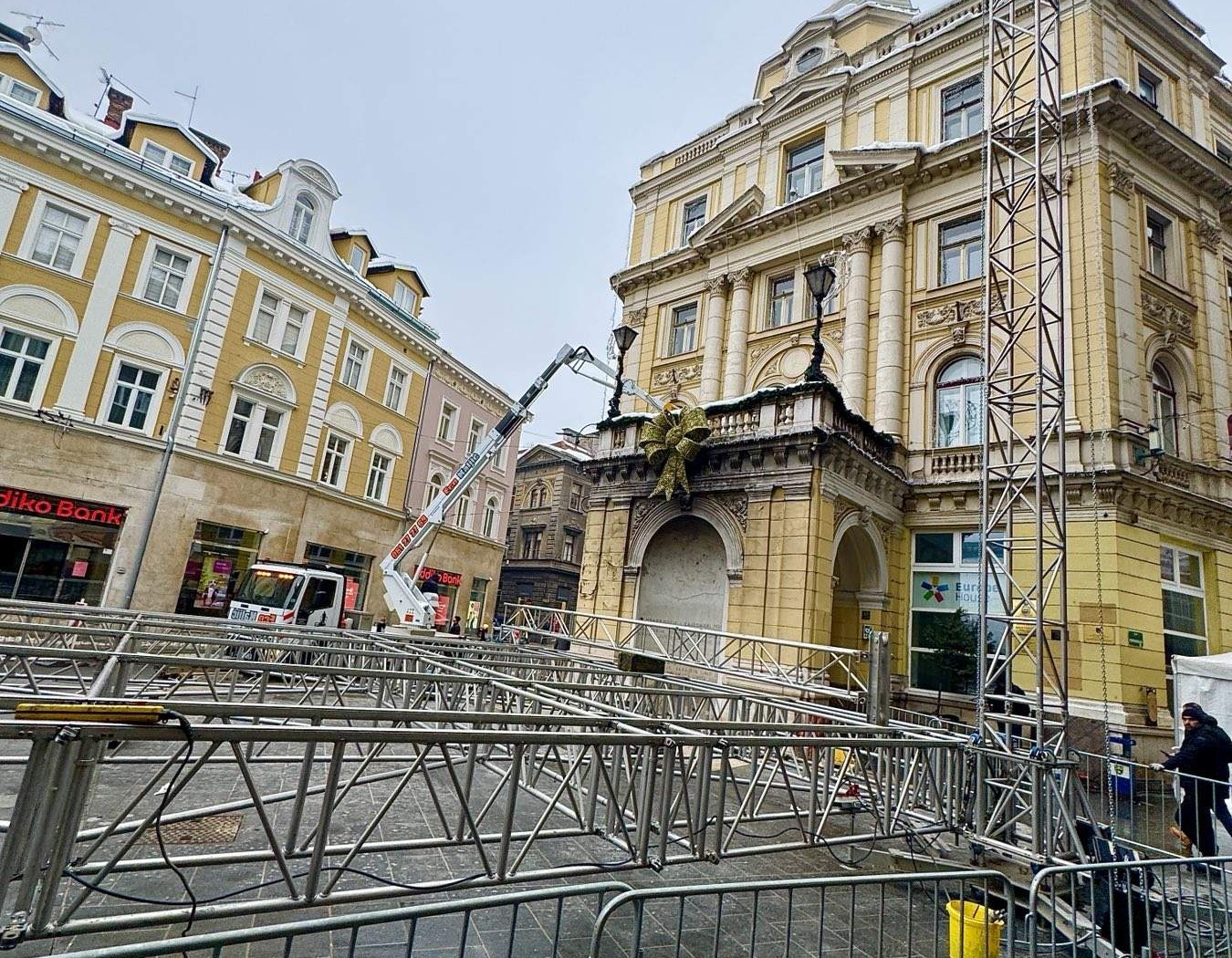 Javni doček Nove 2025. godine: Počelo postavljanje bine ispred Vječne vatre
