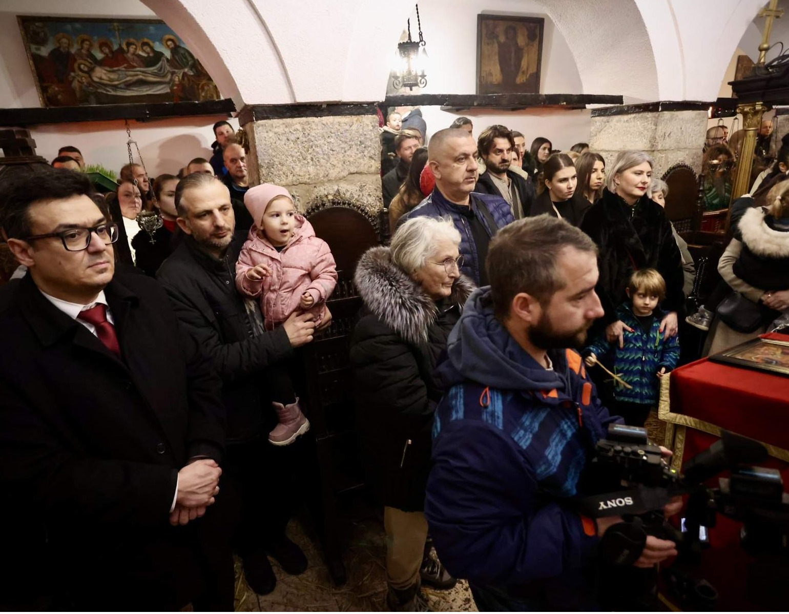 Gradonačelnik Puharić prisustvovao tradicionalnom paljenju Badnjaka ispred Stare pravoslavne crkve