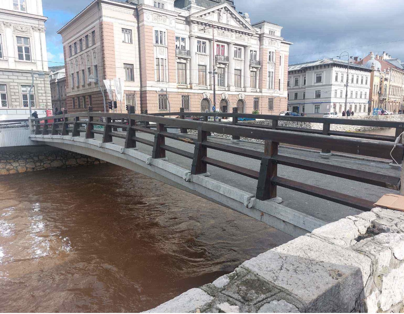 Policija obavještena o krađi dekorativne rasvjete sa sarajevskih mostova