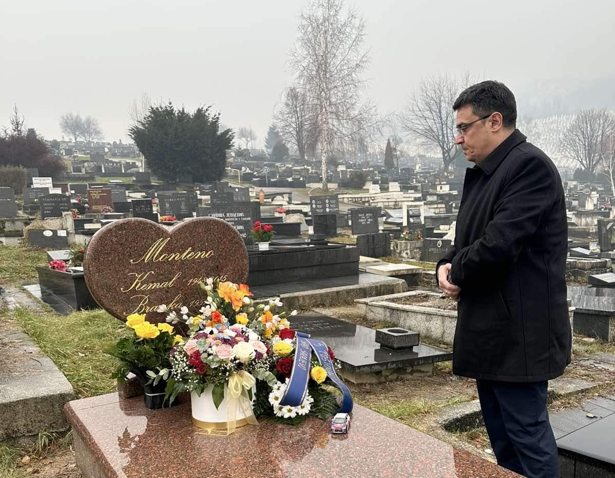 Gradonačelnik Puharić položio cvijeće na grob Kemala Montena