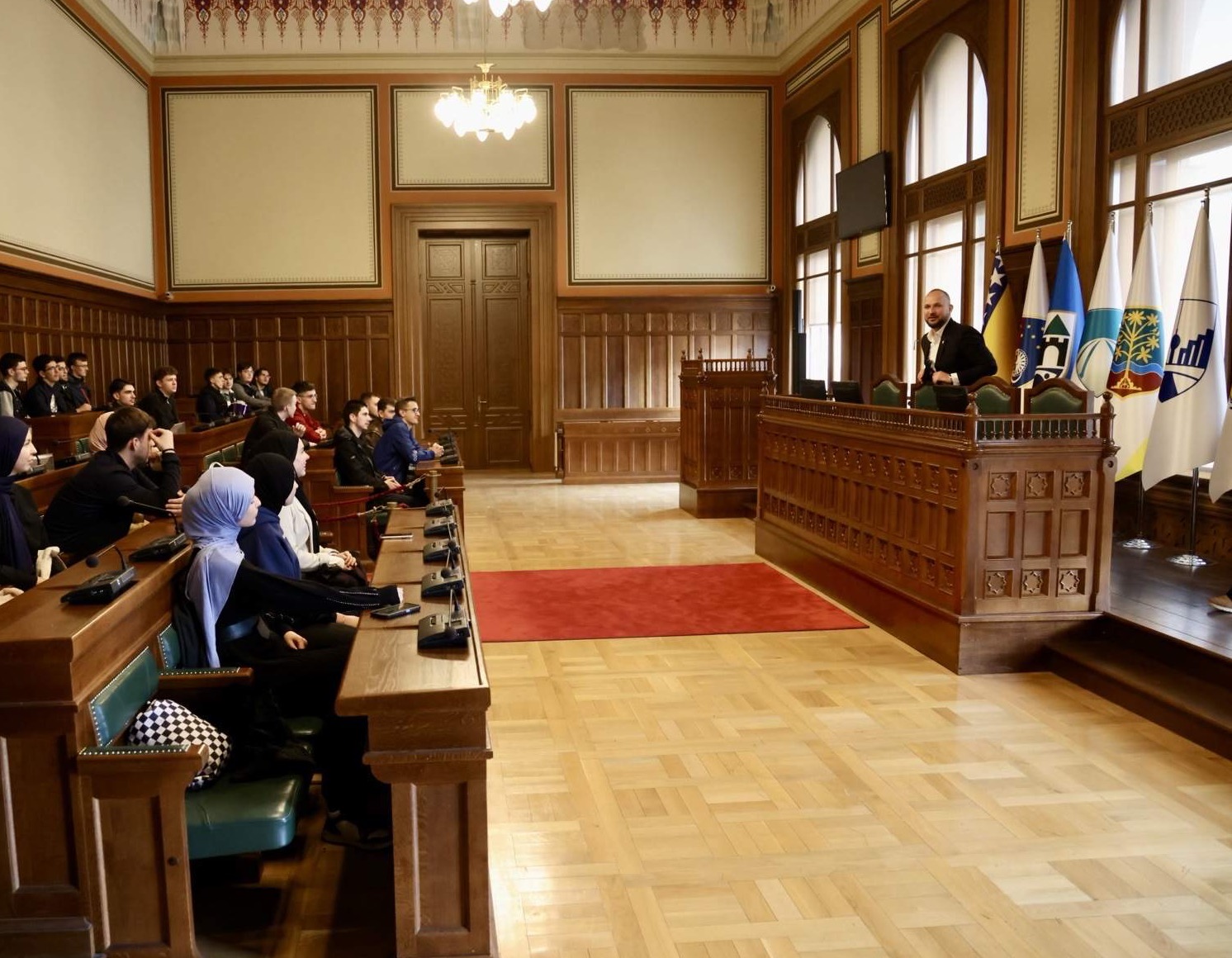 Selimbegović u Vijećnici ugostio učenike Gazi Husrev-begove medrese 