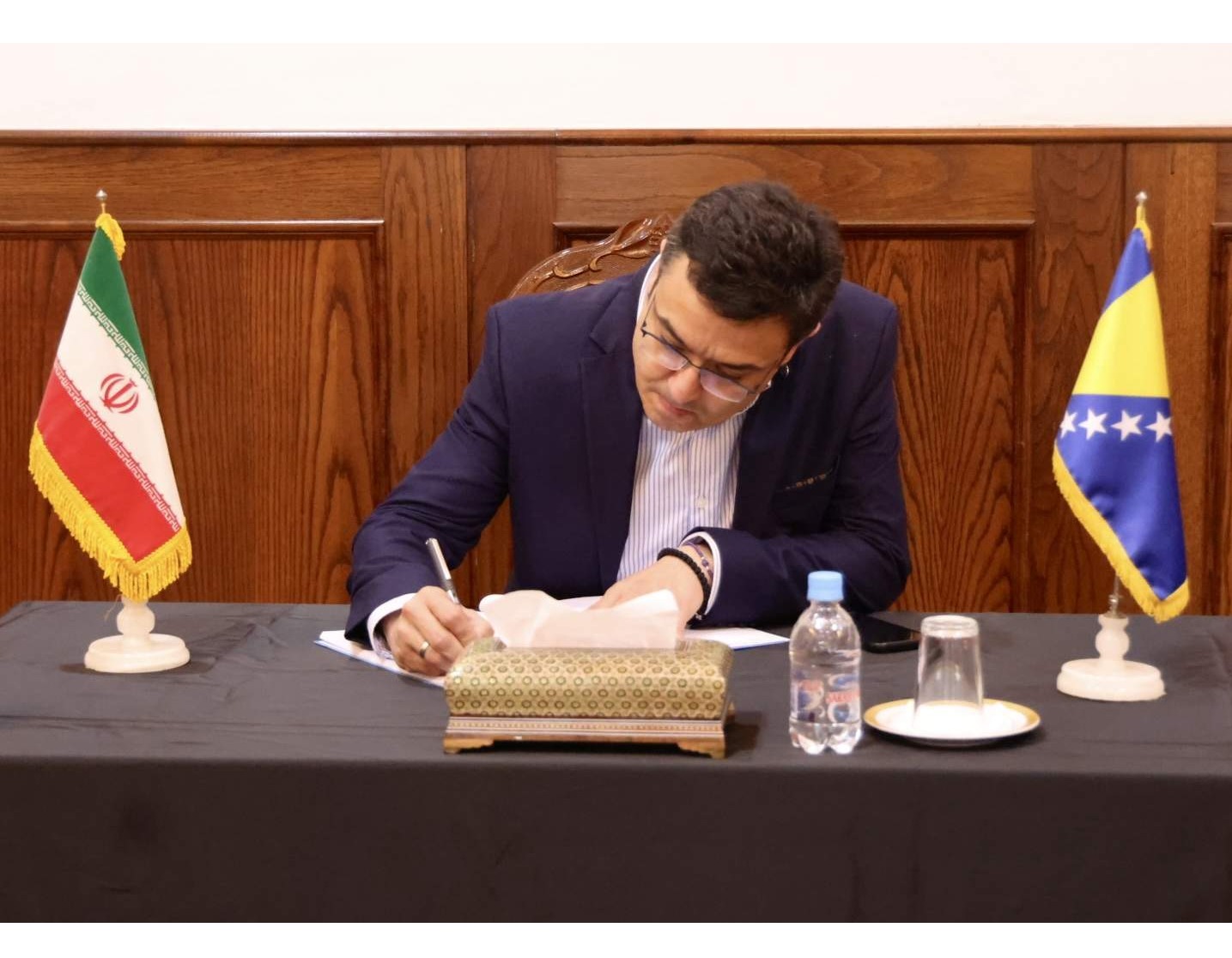 Gradonačelnik Puharić se upisao u knjigu žalosti u Veleposlanstvu Islamske Republike Iran u Sarajevu