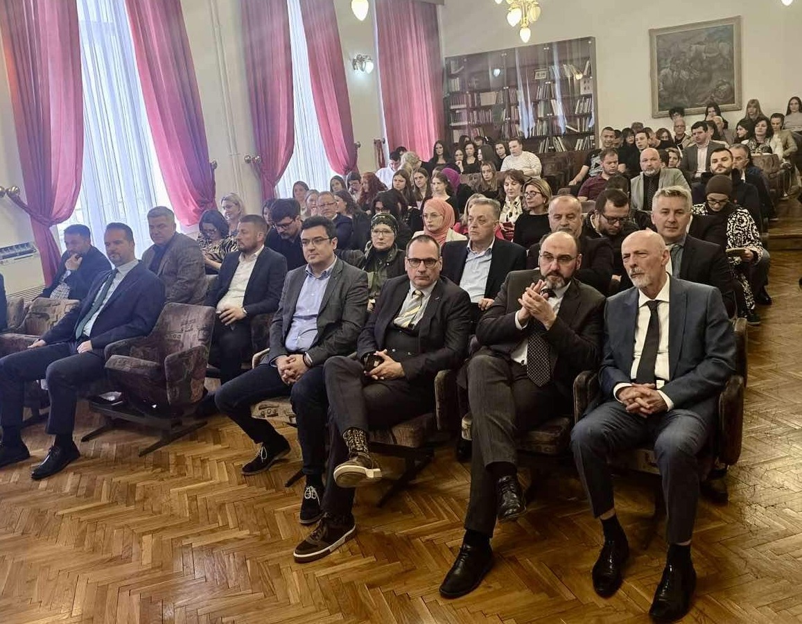 Puharić na promociji studije “Politika revizionizma: Negiranje zločina i genocida u Bosni i Hercegovini 1992.–2025.”
