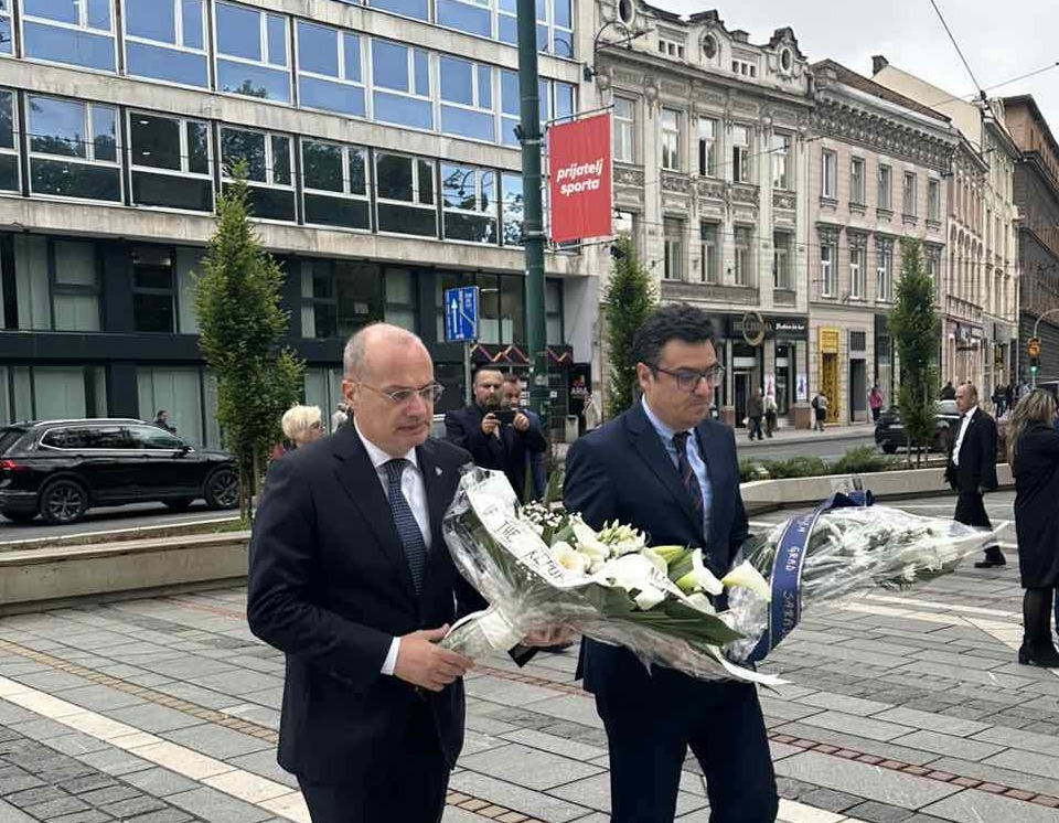 Ministar Hasani i gradonačelnik Puharić položili cvijeće na Spomen-obilježju ubijenoj djeci Sarajeva 1992.-1995.