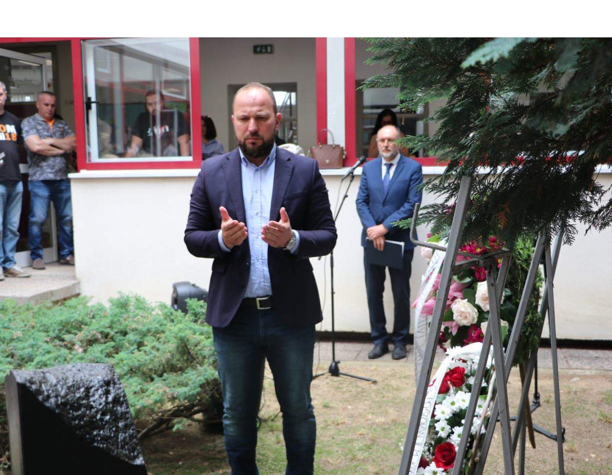 Mirza Selimbegović odao počast ubijenim u OŠ „Skender Kulenović“ na Dobrinji