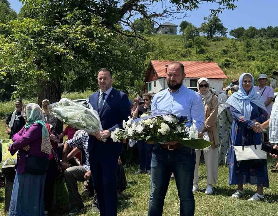 „Gdje su?“: Selimbegović na obilježavanju 33. godišnjice stradanja u Rogatici