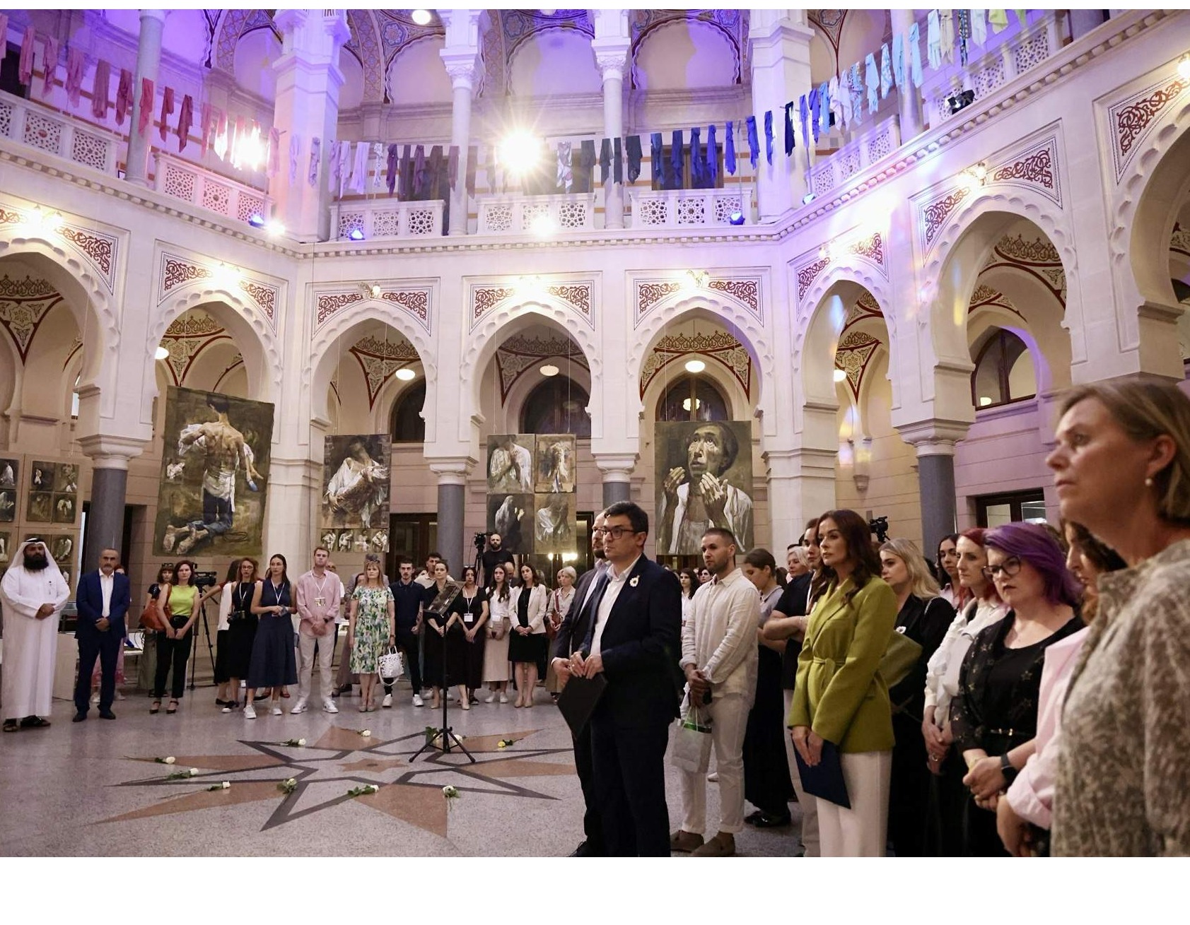 Gradonačelnik Puharić u Vijećnici otvorio izložbu “Majke” i instalaciju “Marame sjećanja” u znak sjećanja na žrtve genocida u Srebrenici