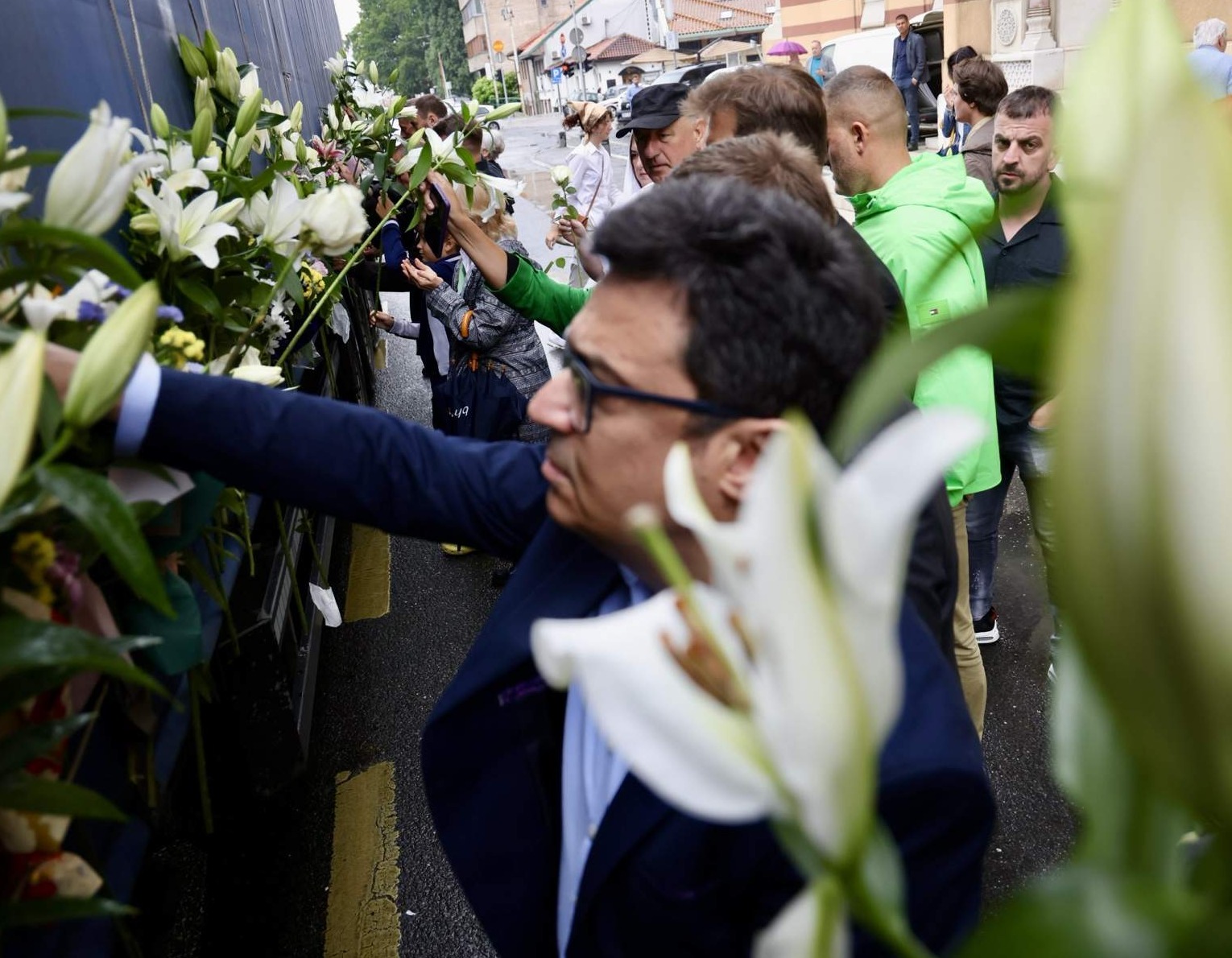 Grad Sarajevo odao počast žrtvama genocida u Srebrenici: Ispraćena tužna kolona sa tabutima 