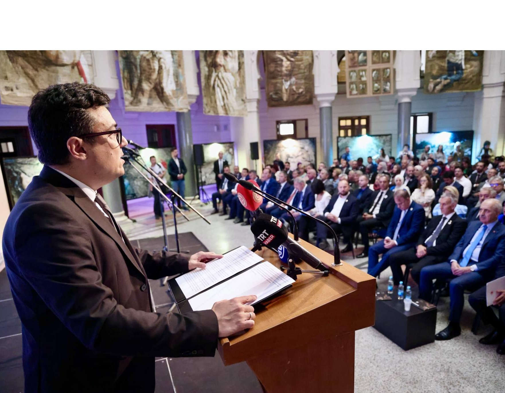 Puharić na otvaranju izložbe "Underground-Pod zemljom" u Vijećnici: Ona je odgovor na pokušaje brisanja činjenica