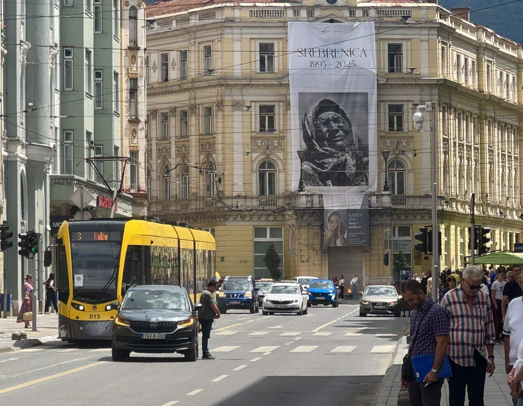 Oglasile se sirene: Građani Sarajeva odali počast žrtvama genocida u Srebrenici