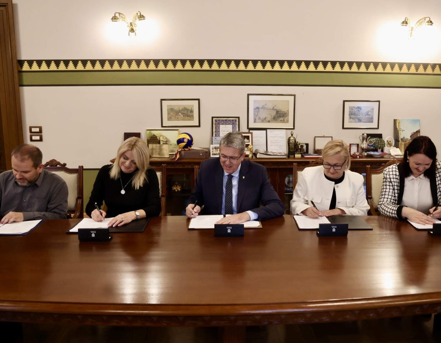 Poboljšanje uslova obrazovanja: Avdić potpisao ugovore sa direktorima sarajevskih osnovnih i srednjih škola
