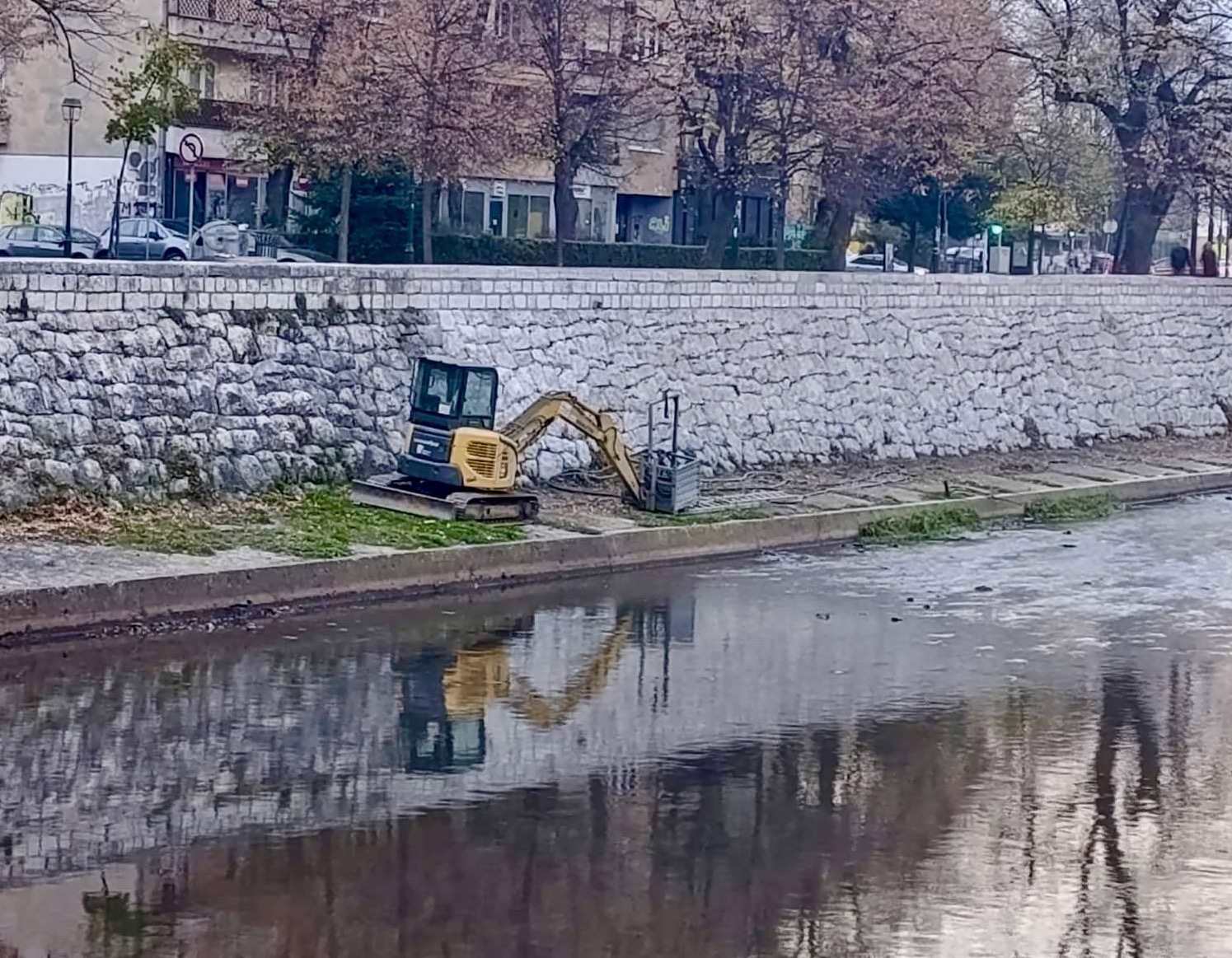 Grad Sarajevo završava kompletno pjeskarenje kamenog korita Miljacke