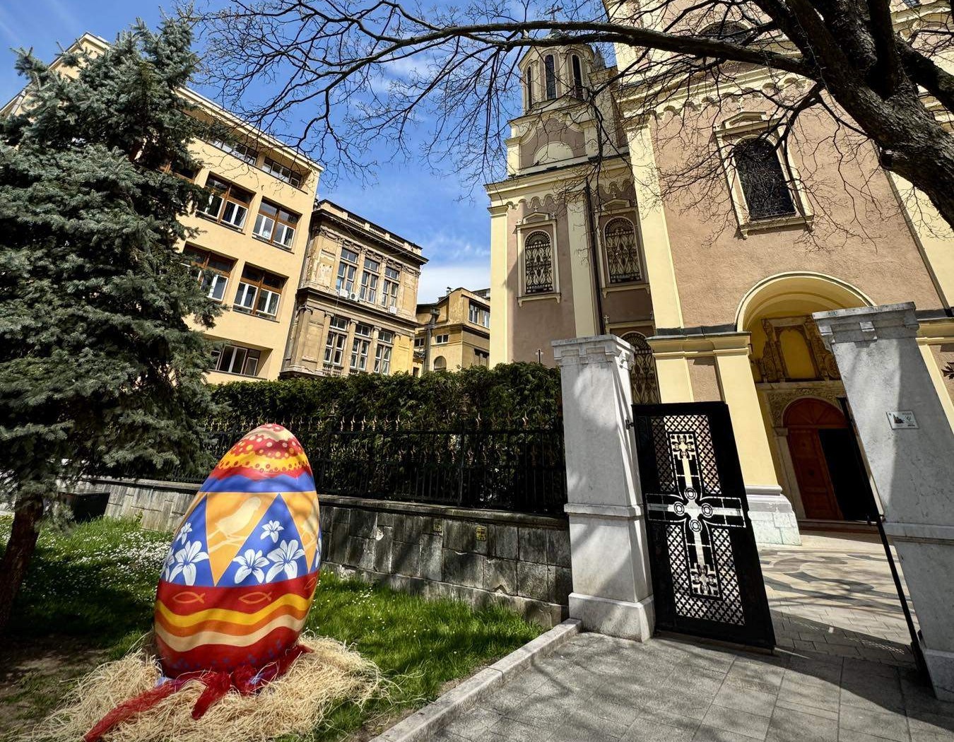 Grad Sarajevo: Dekorativno vaskršnje jaje ispred Saborne crkve