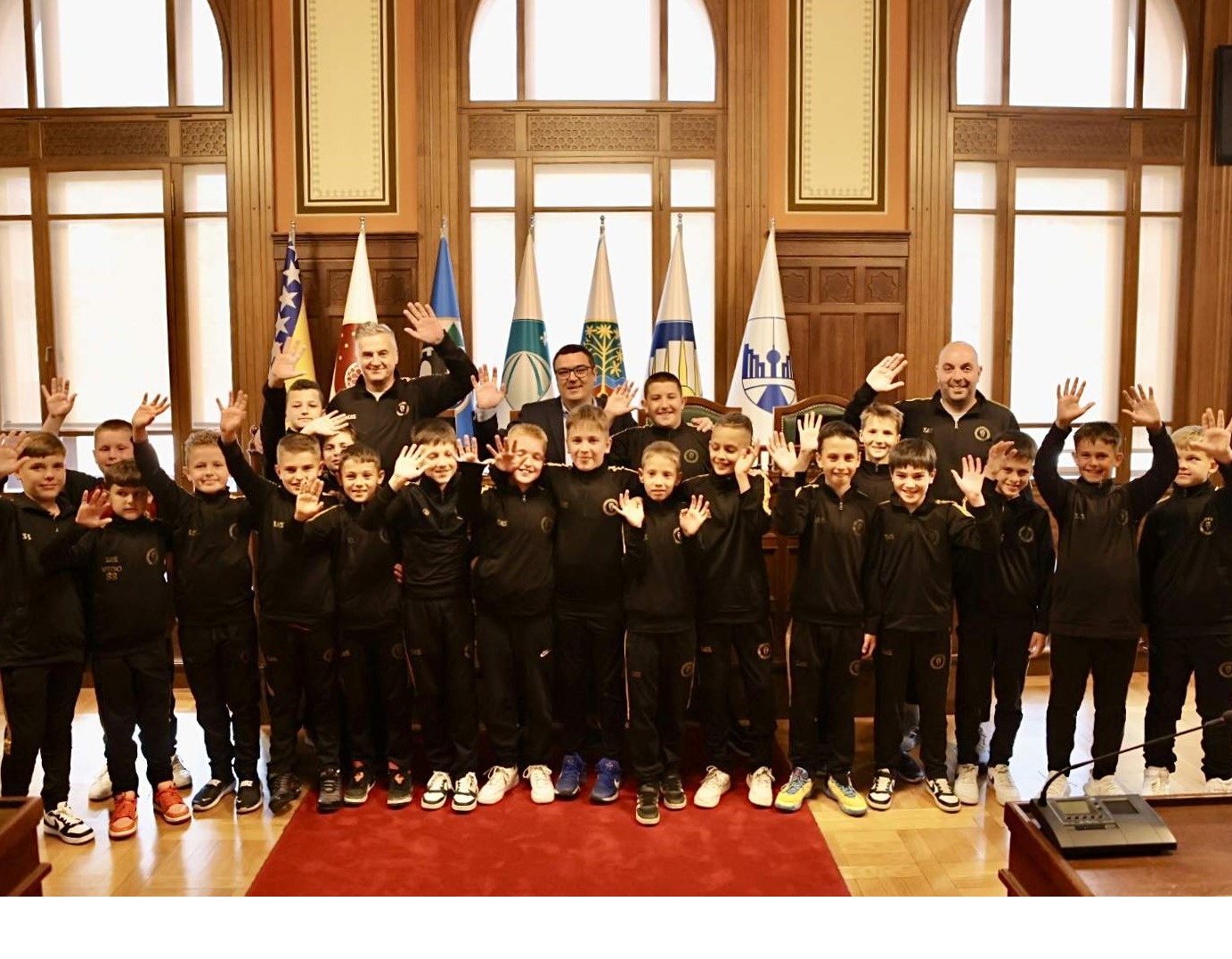 Zamjenik gradonačelnika Puharić uručio Zlatnik Grada Sarajeva mladim šampionima Akademije fudbala Sparta