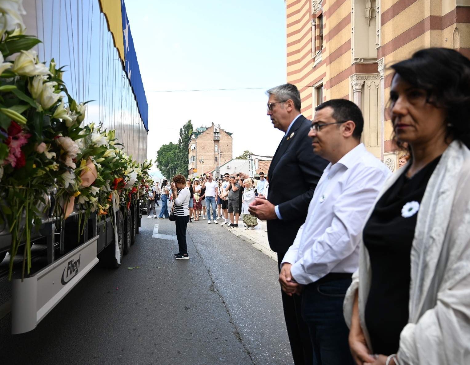 Grad Sarajevo odao počast žrtvama genocida u Srebrenici ispraćajem kolone s tabutima prema Potočarima