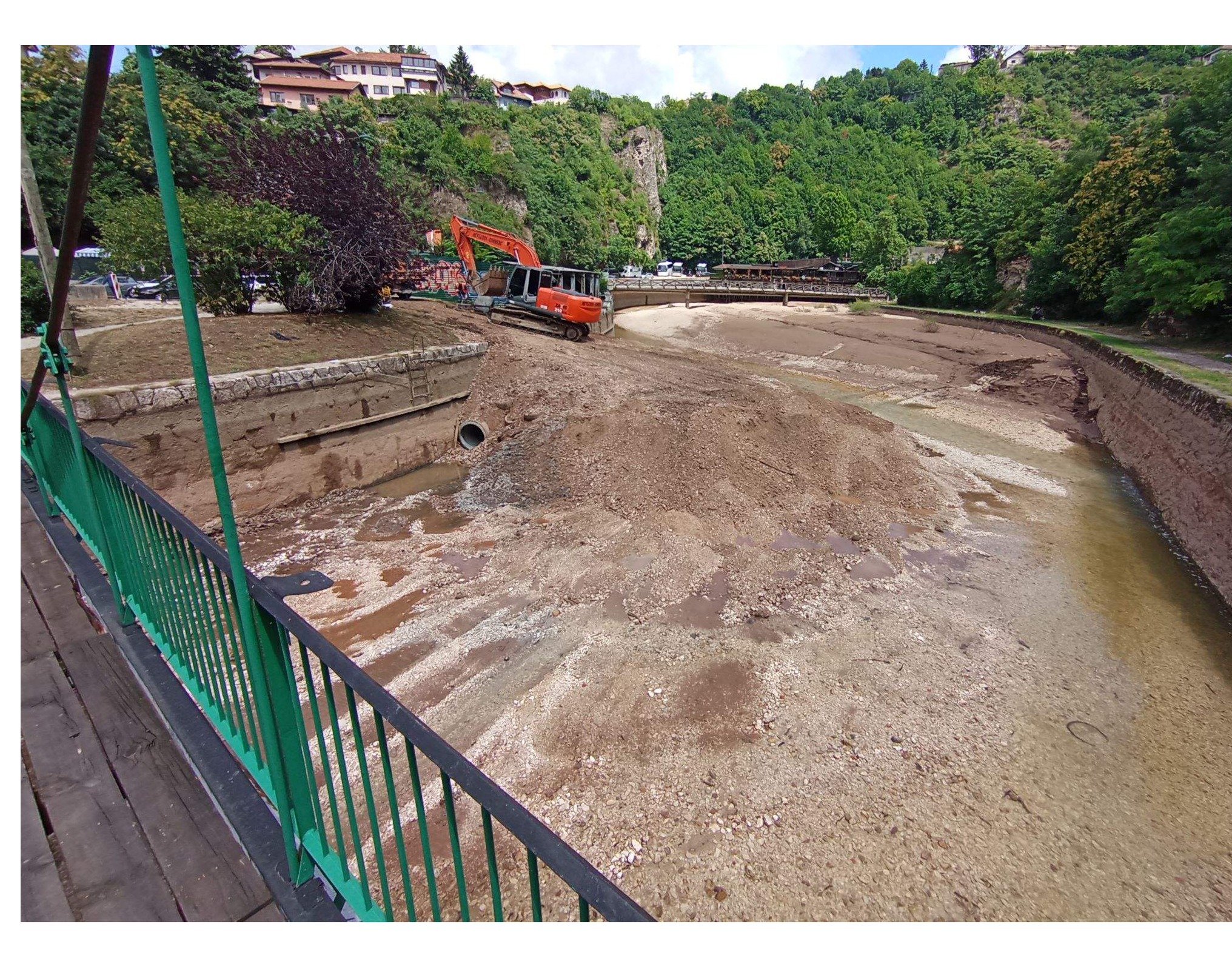 Grad Sarajevo: U toku radovi na uklanjanju riječnog mulja iz korita Miljacke na Bentbaši