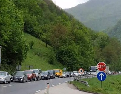 Stanje na putevima: Saobraća se po suhom i mjestimično vlažnom kolovozu