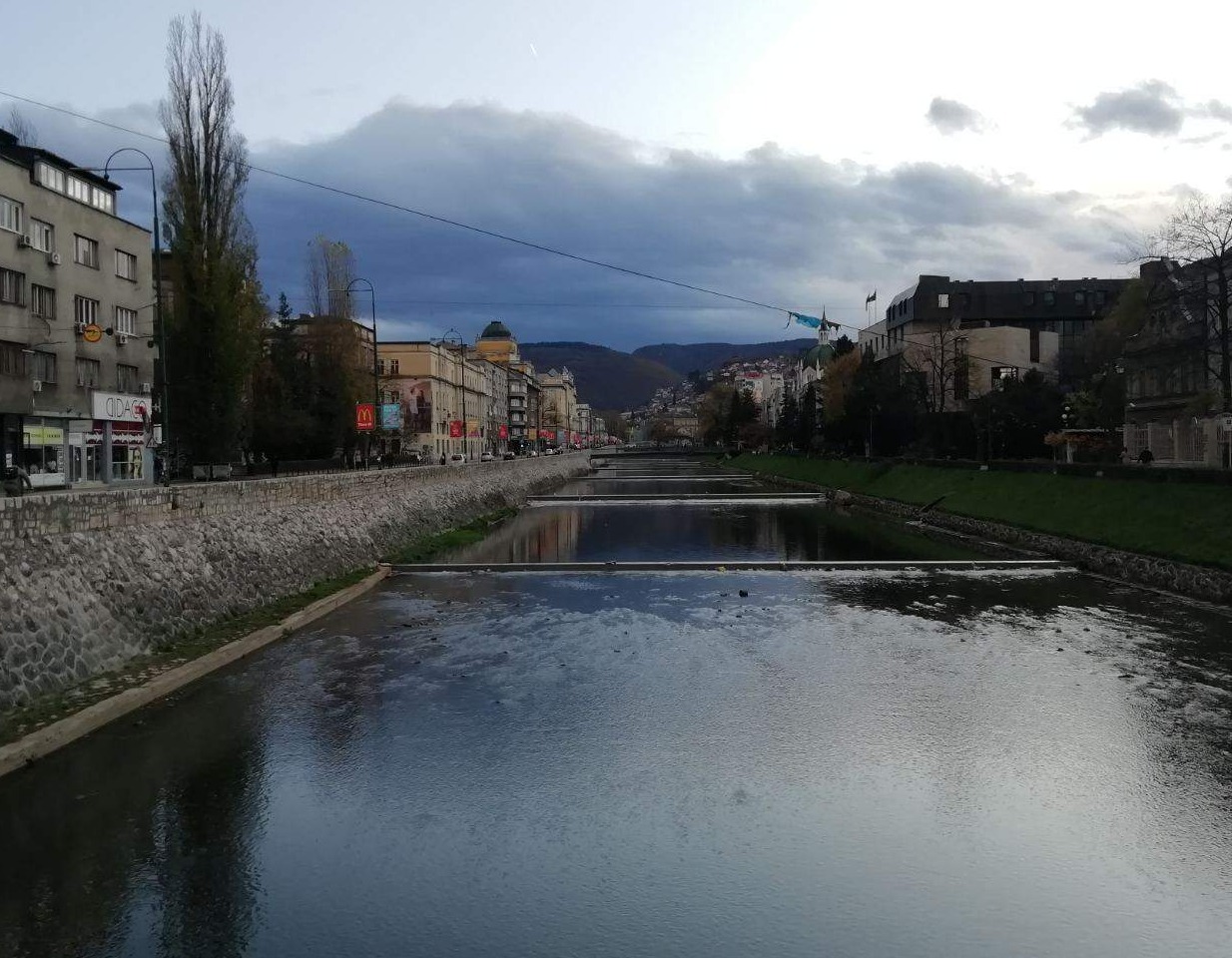 U Bosni i Hercegovini pretežno oblačno vrijeme sa kišom u većini područja