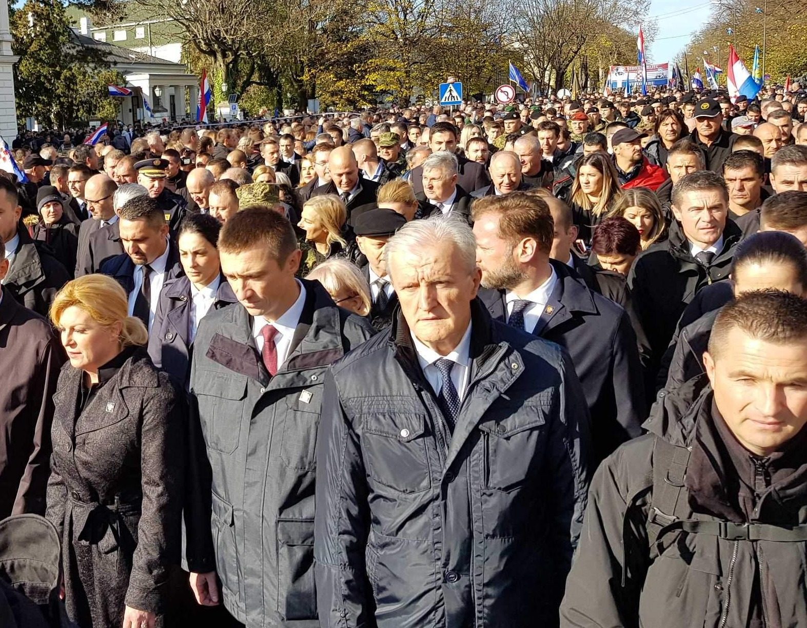 Kolona sjećanja dostojanstveno prolazi ulicama Vukovara