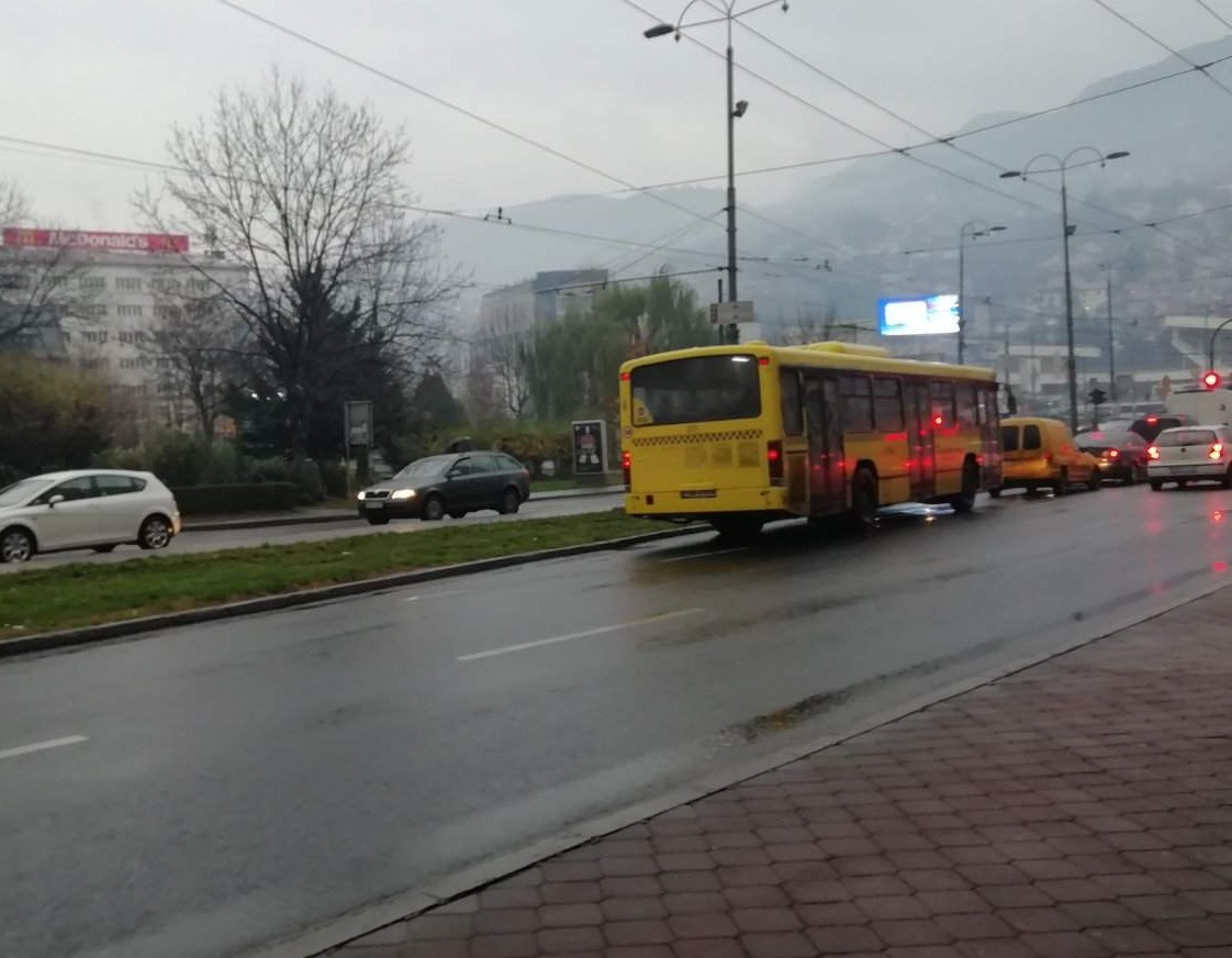 BIHAMK: Kolovozi mokri i klizavi, vozači se upozoravaju na moguće odrone 