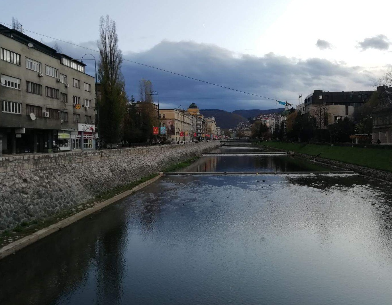 U BiH sutra oblačno, lokalno malo kiše u Hercegovini i jugozapadu Bosne