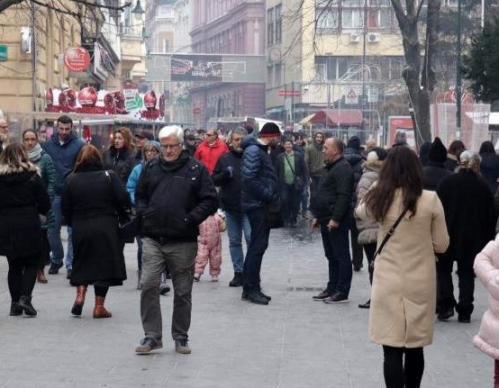 Sarajlije i brojni turisti u šetnji ulicama glavnog grada