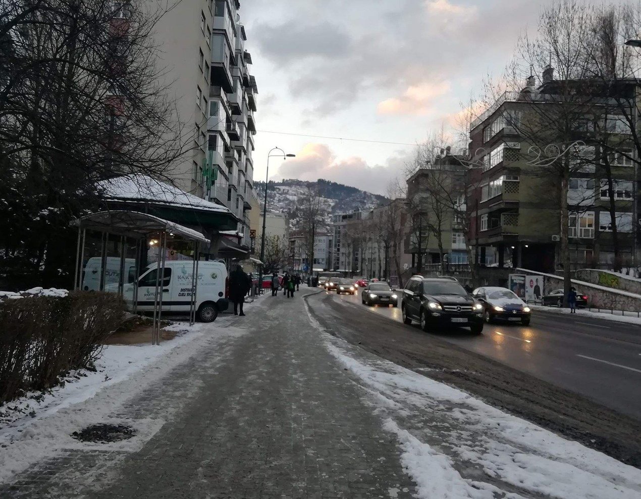 Pojačan oprez zbog poledice i odrona na kolovozu