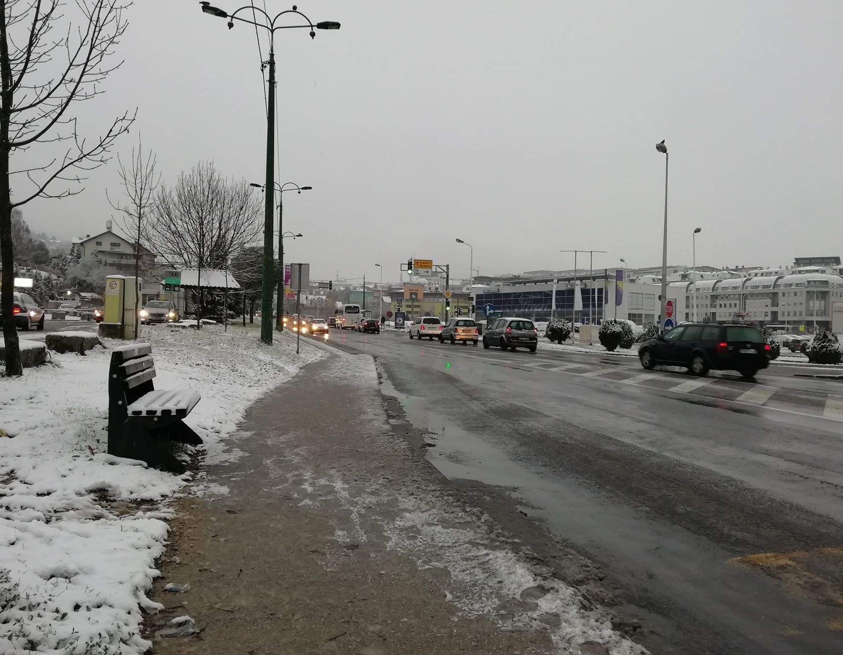 BIHAMK: Vozači, oprez zbog poledice i odrona