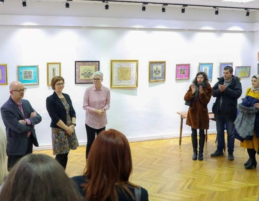 Otvorena humanitarna prodajna izložba polaznika radionice kaligrafije, iluminacije i ebru slikarstva