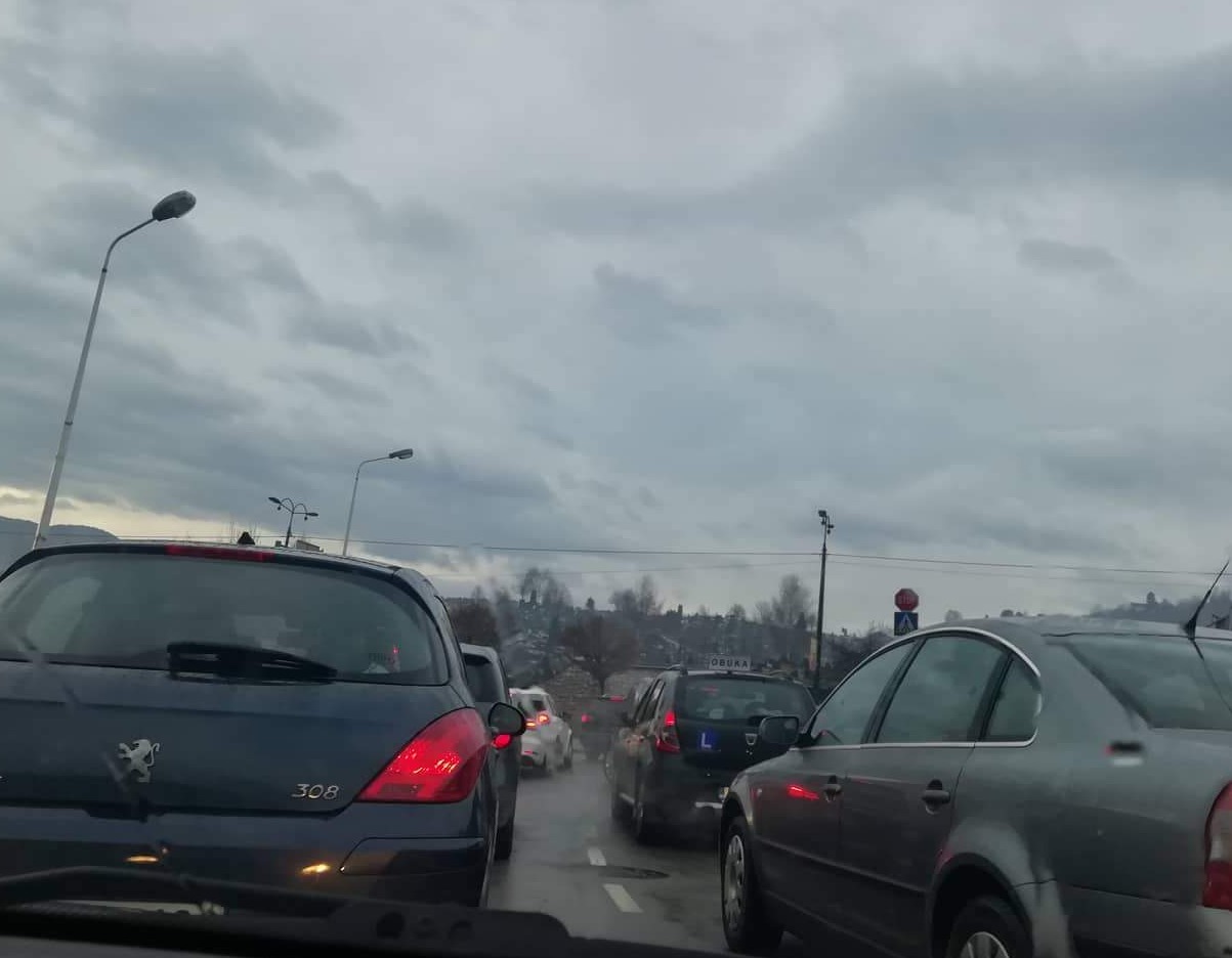 BIHAMK: Na većini puteva saobraća se po mjestimično vlažnom kolovozu