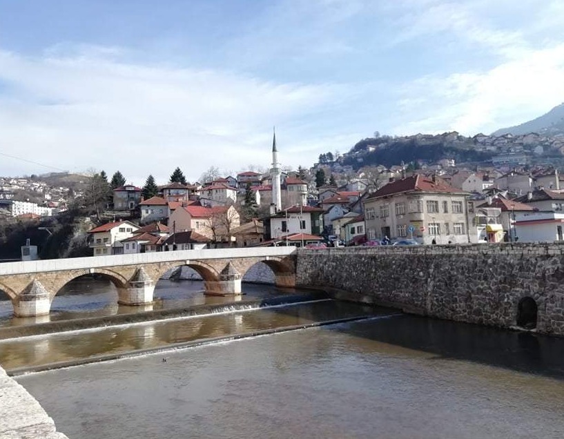 U Sarajevu sunčano uz malu do umjerenu oblačnost