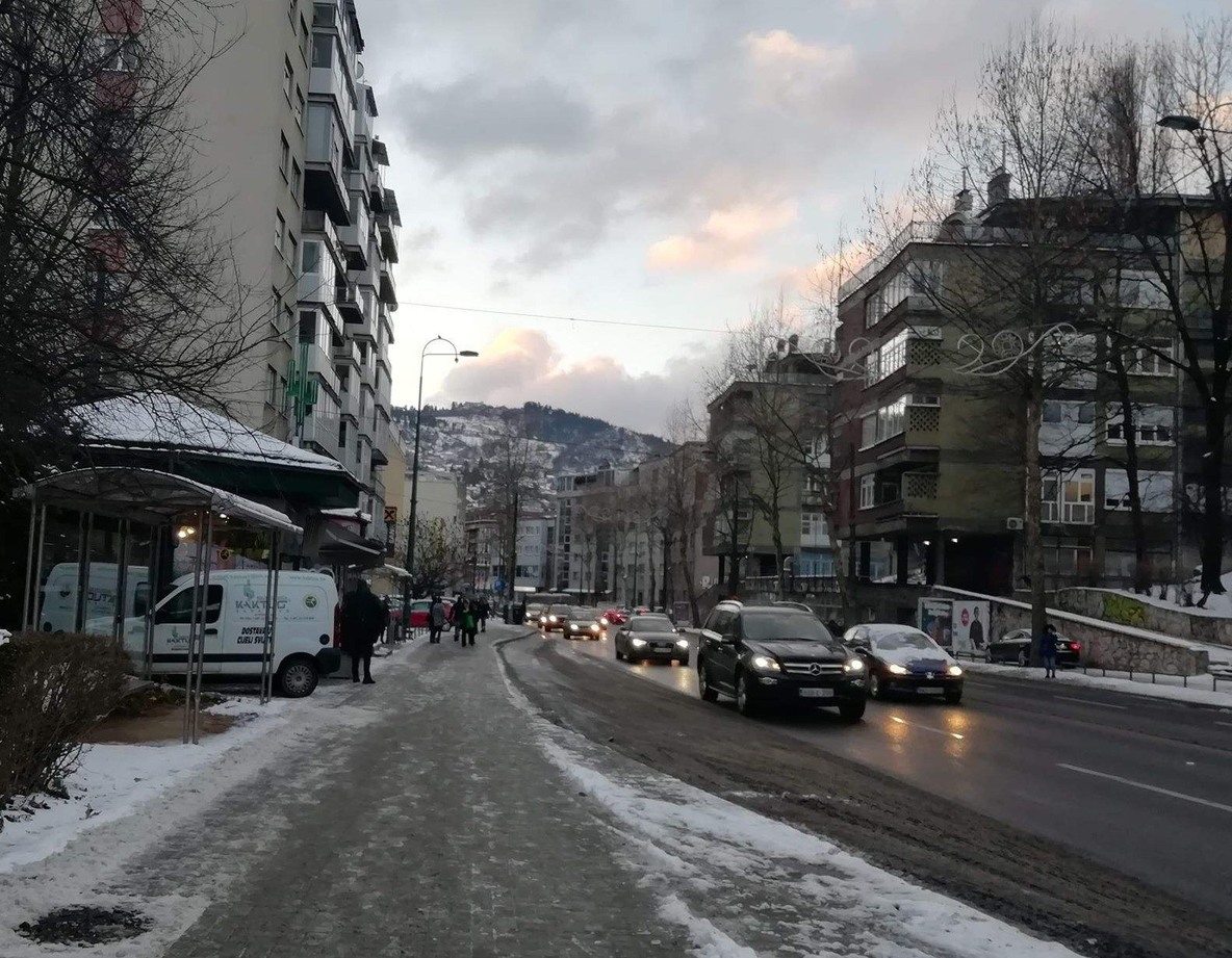 BIHAMK: Ugažen snijeg na kolovozu u višim predjelima, oprez zbog odrona i jakog vjetra