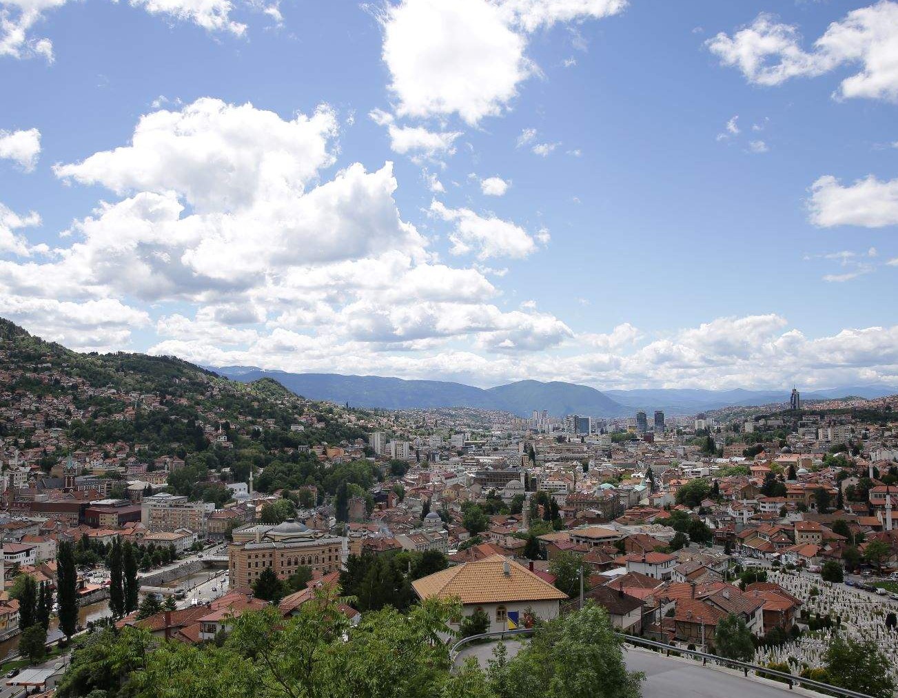 U Sarajevu sunčano, dnevna temperatura oko 14 stepeni