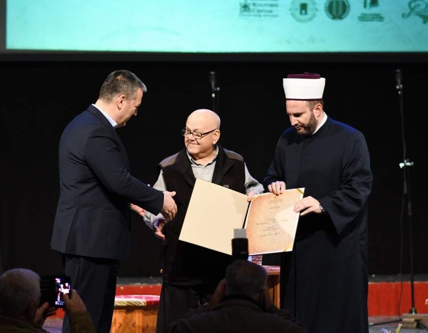 Akademiku Sidranu uručena Povelja "Muhamed Hevai Uskufi" za životno djelo