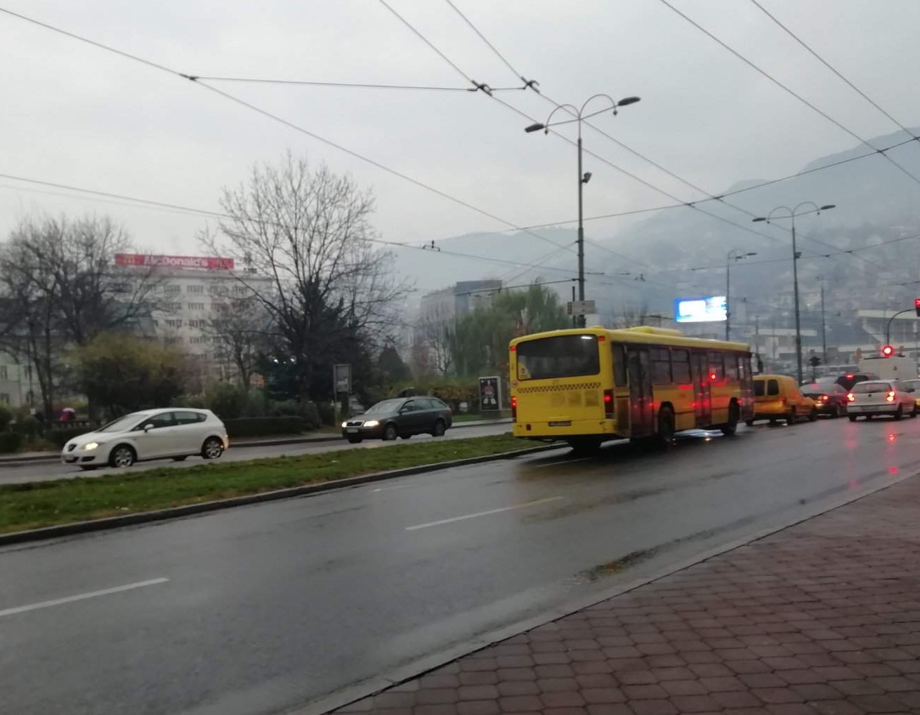 BIHAMK: Saobraća se po pretežno mokrom kolovozu