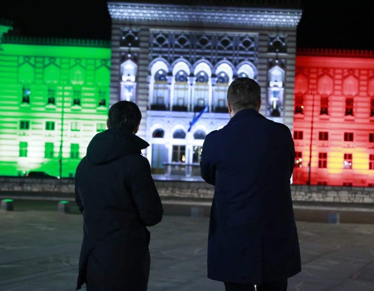 Vijećnica u bojama italijanske zastave u znak podrške u borbi protiv pandemije koronavirusa