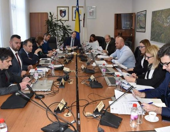 Proširena naredba: Zatvaraju se svi tržni centri, rade apoteke i prodavnice s hranom