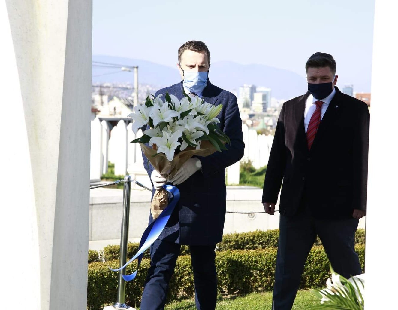 Predsjedatelj Gavrić i gradonačelnik Skaka odali počast i položili cvijeće na spomen-obilježja
