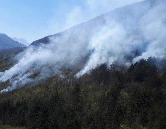 Helikopter Oružanih snaga BiH i danas u akciji gašenja požara kod Konjica