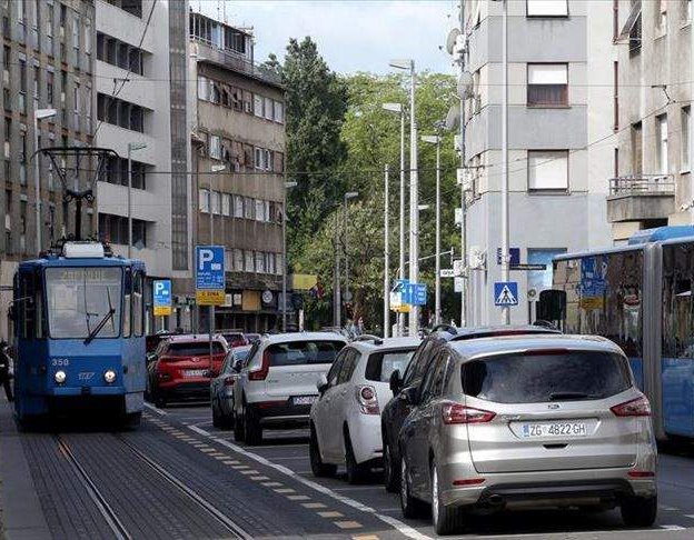 Koronavirus u regiji: Zagrebom od danas ponovo voze tramvaji