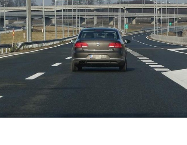 Pretežno suh i mjestimično vlažan kolovoz, slabiji promet vozila