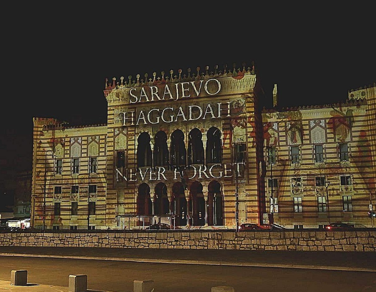 Vijećnica u znaku Sarajevske hagade s porukom sjećanja na sve nevine žrtve