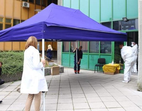 Ispred Doma zdravlja Ilidža 'drive in' testiranje na koronavirus