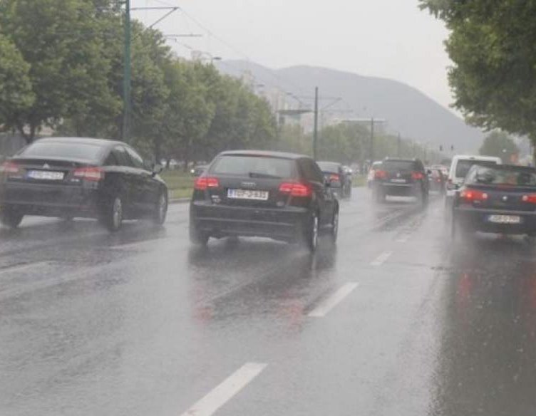 Zbog kiše mokri kolovozi, nužna opreznija vožnja 
