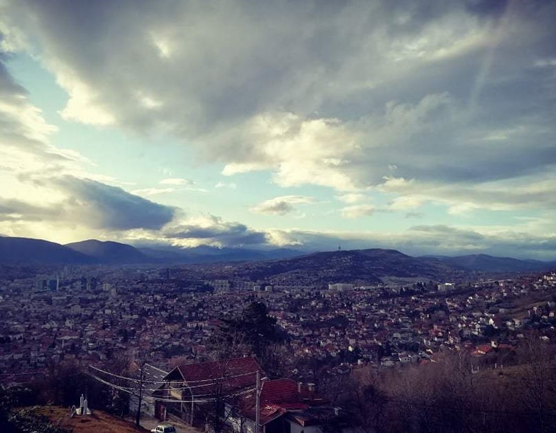U Sarajevu pretežno oblačno vrijeme, dnevna temperatura oko 18 stepeni