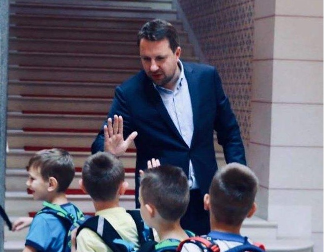 Gradonačelnik Skaka uputio čestitku školarcima: Ponosni smo na vas, draga naša mladosti!