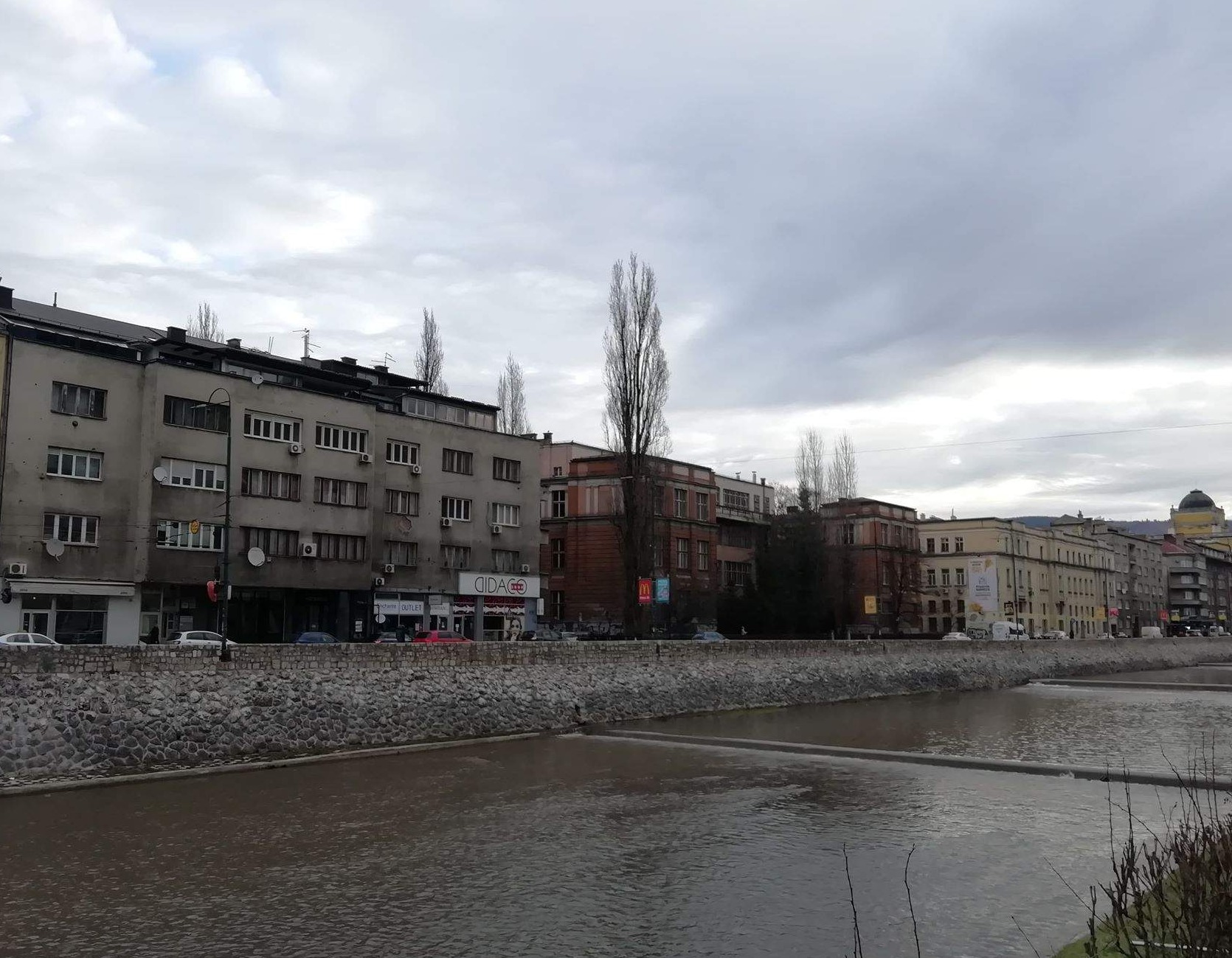 U Sarajevu oblačno sa kišom, najviša dnevna temperatura 19 stepeni