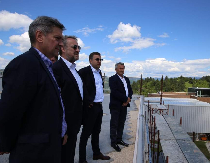 Izetbegović i Zvizdić u pratnji Skake obišli gradilište novog objekta Vidikovac